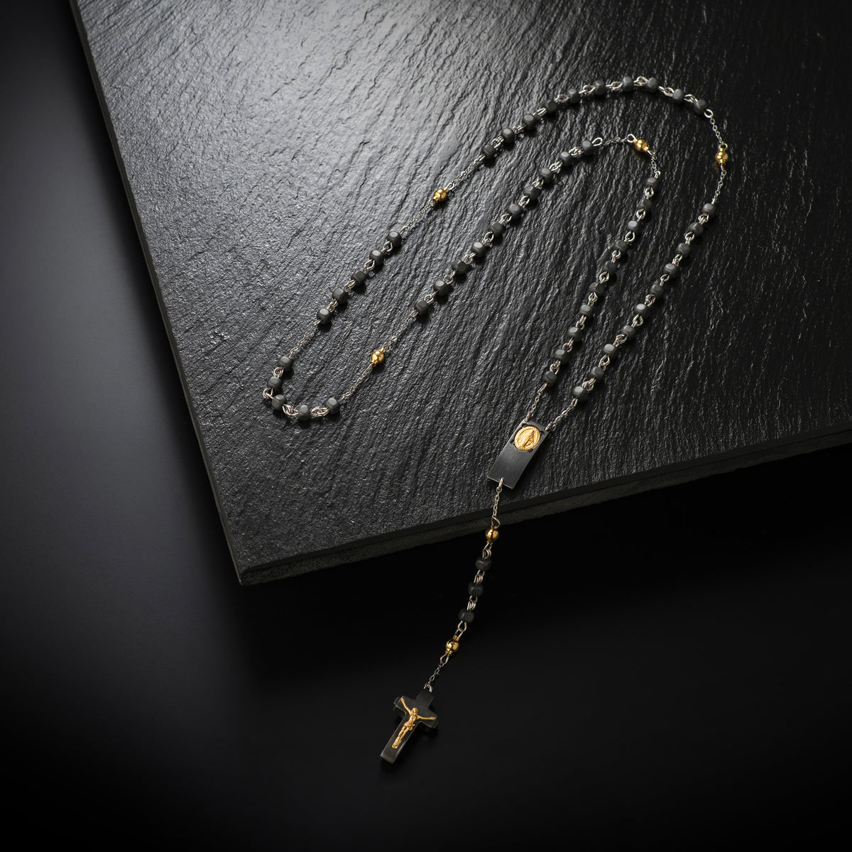 COLLANA ROSALET® RODIO NERO - PERLE QUADRATE IN EMATITE OPACA, PATER D&#39;ORO