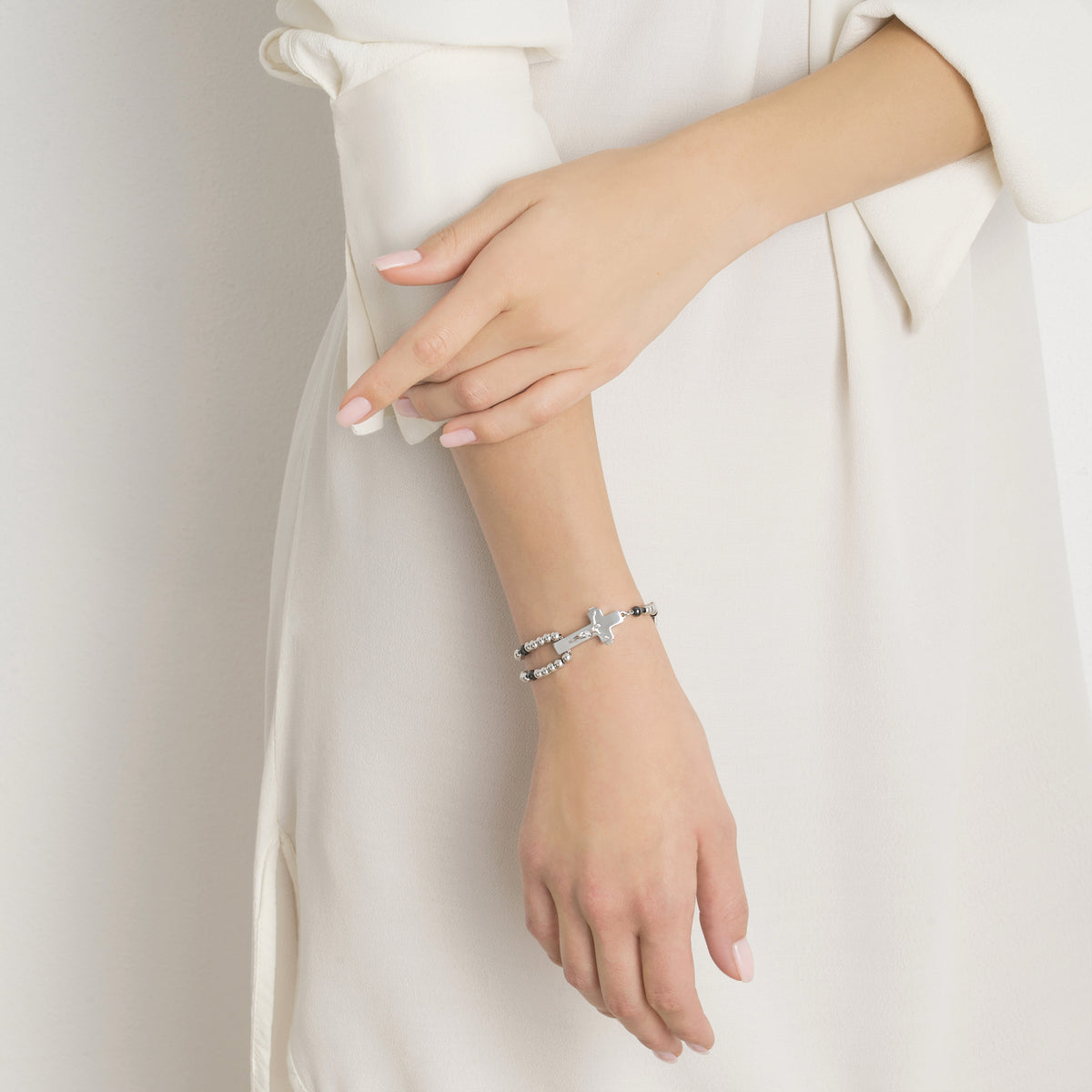 Rosalet Miraculous Medal centerpiece in rhodium plated silver